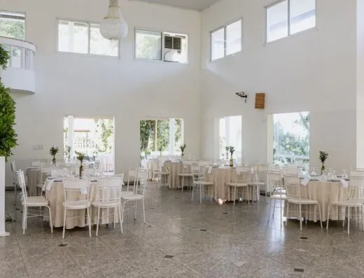Hermoso lugar de recepción de boda interior preparado para una ceremonia con decoración elegante.