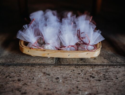 Encantadores obsequios de boda artesanales en una bandeja de madera rústica, perfectos para celebraciones tradicionales.