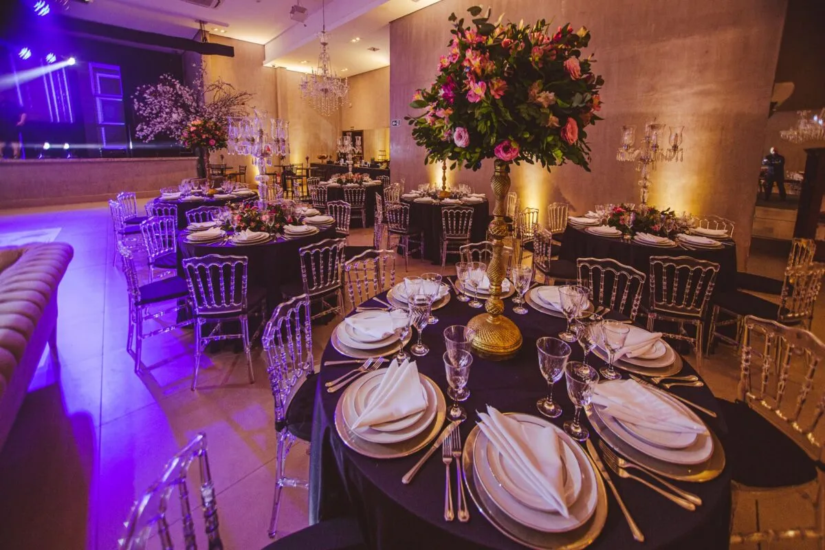Decoración de comedor lujosa con arreglos florales, elegantes mesas y iluminación ambiental para un evento privado (imagen de referencia)