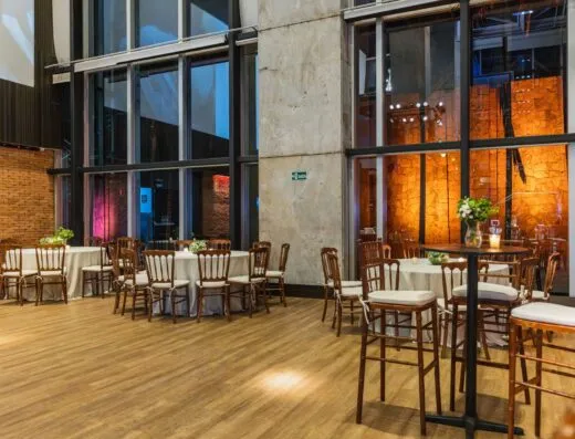 Interior lujoso del restaurante del hotel con mesas y sillas elegantes y iluminación ambiental.