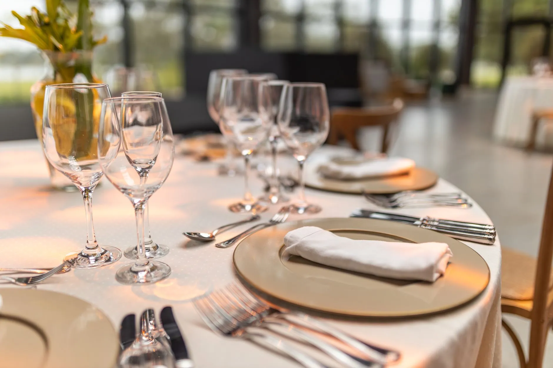 Configuración sofisticada de mesa con cristalería y servilletas para una experiencia gastronómica de lujo (imagen de referencia)