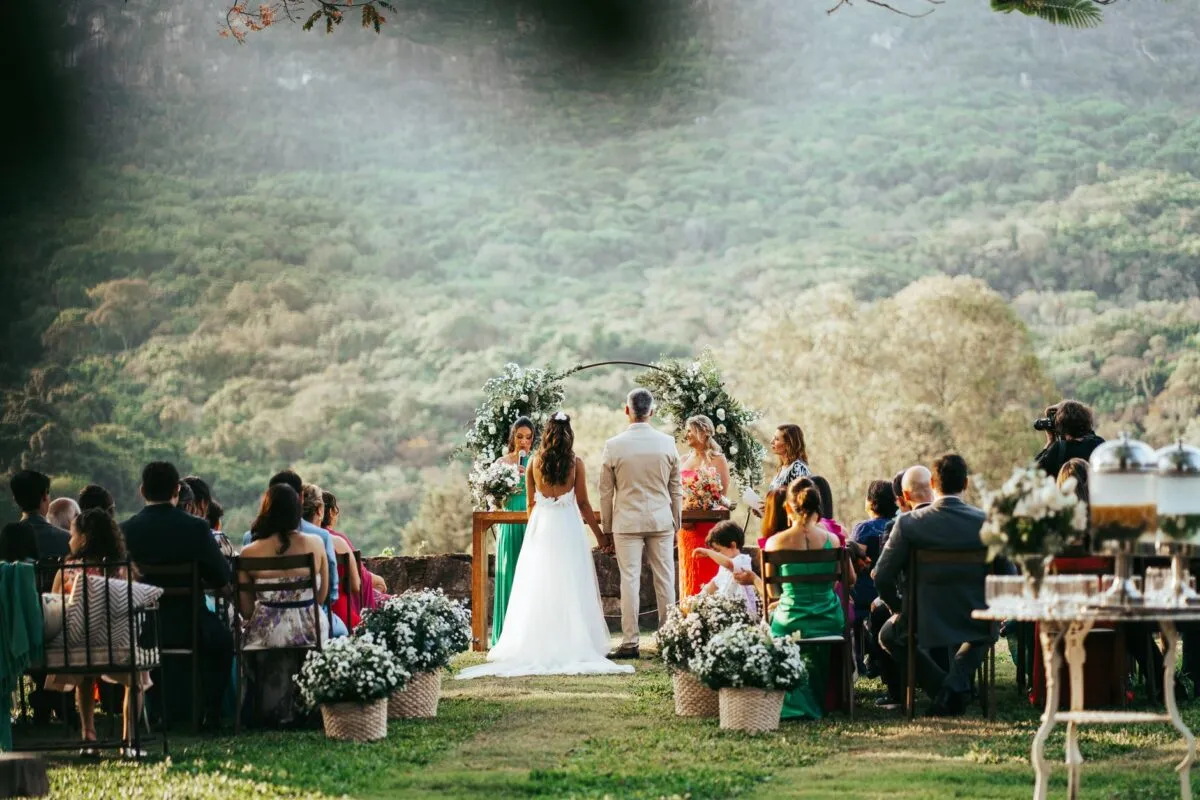 Encantadora boda al aire libre en Tiradentes, Brasil, con exuberante vegetación y un paisaje pintoresco (imagen de referencia)