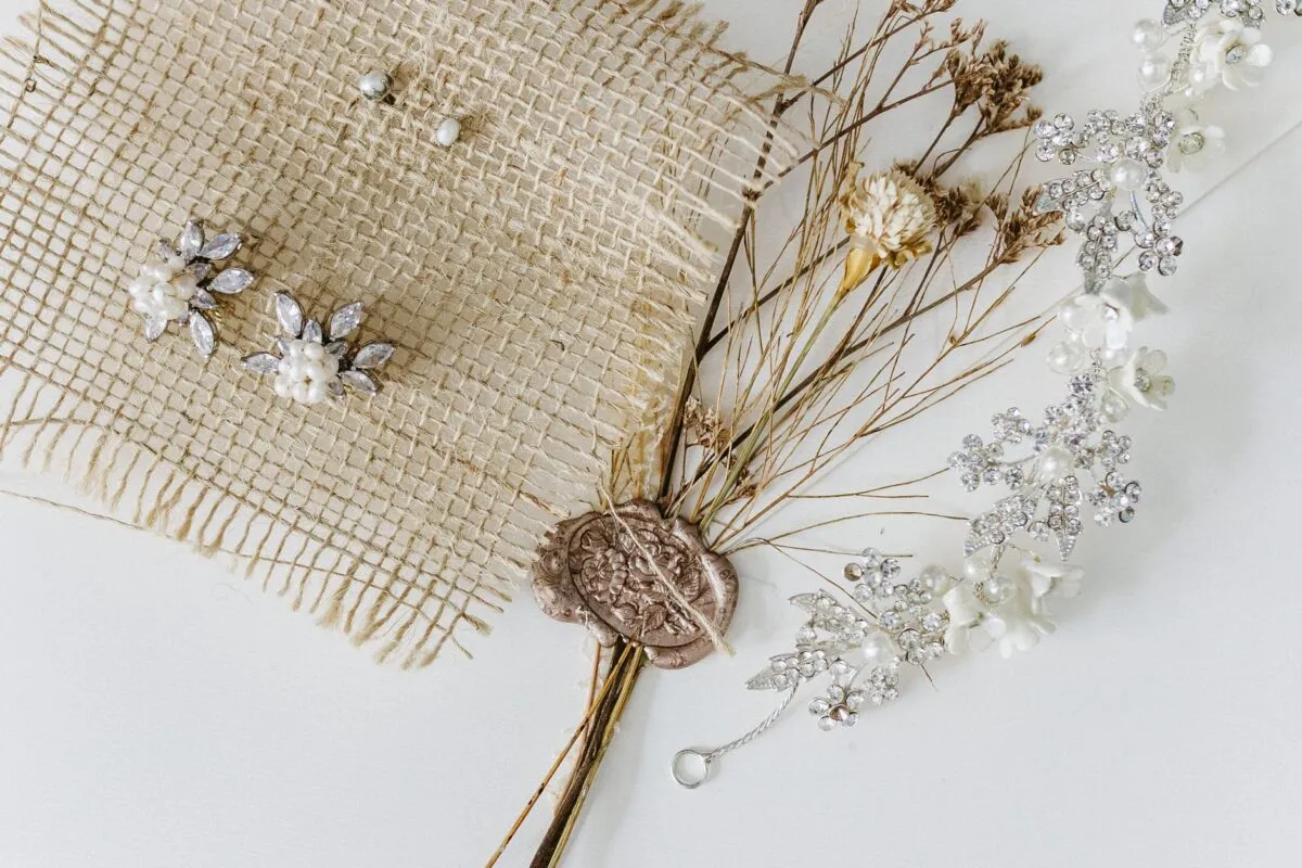 Disposición delicada que muestra joyería y flores secas, perfecta para temas de decoración (imagen de referencia)
