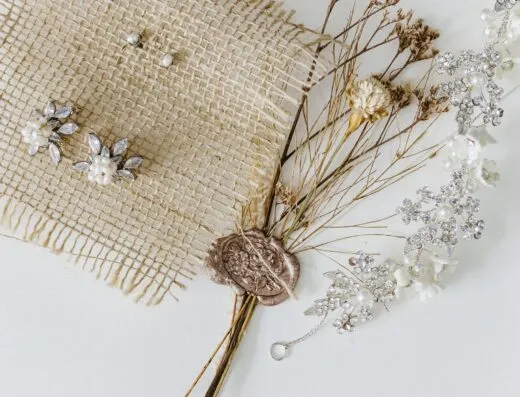 Disposición delicada que muestra joyería y flores secas, perfecta para temas de decoración.