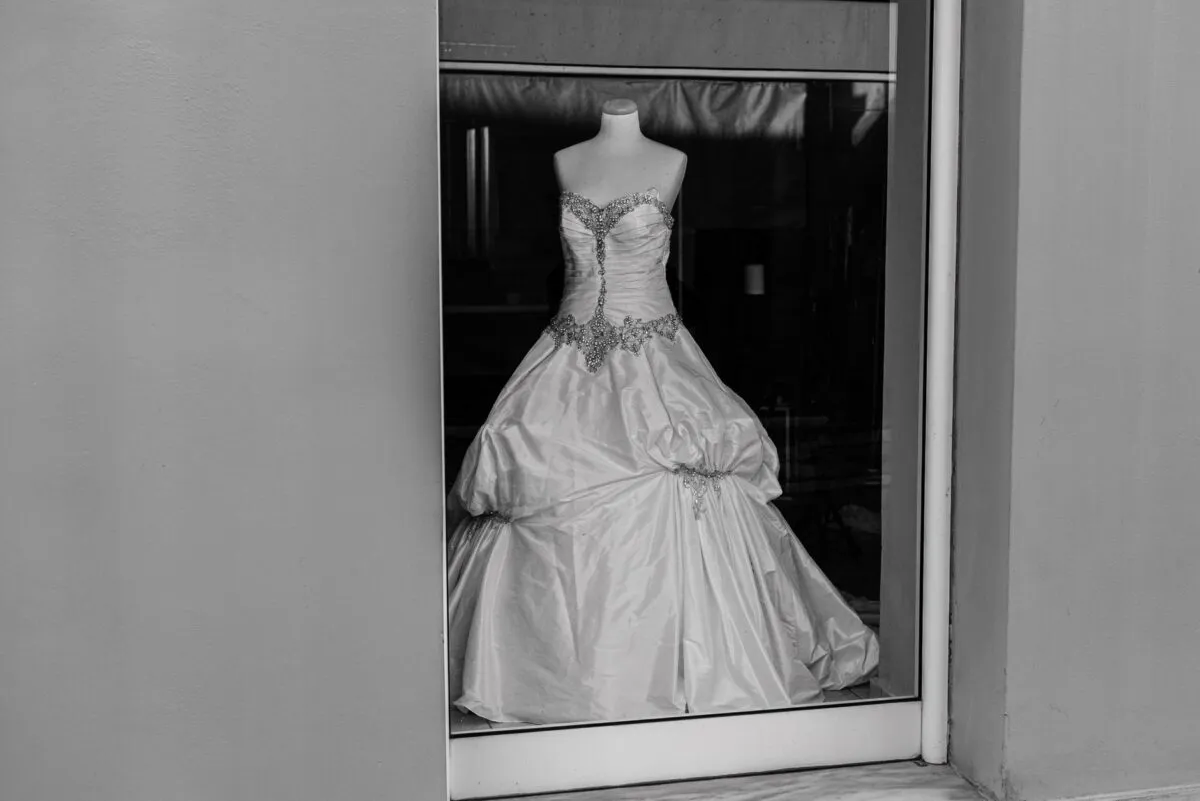Una elegante toma en monocromo de un vestido de novia en un mannequin en la ventana de una boutique (imagen de referencia)