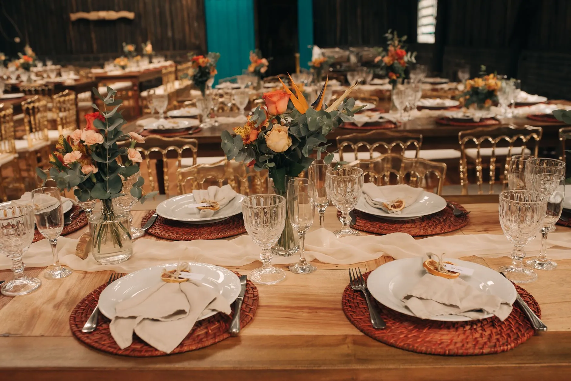 Una mesa de recepción de boda bellamente dispuesta con flores y vajilla elegante.