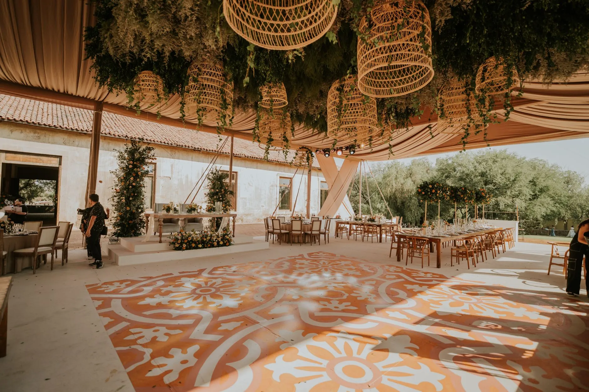 Atractivo lugar de boda al aire libre con elegantes decoraciones florales y disposición de asientos de madera (imagen de referencia)