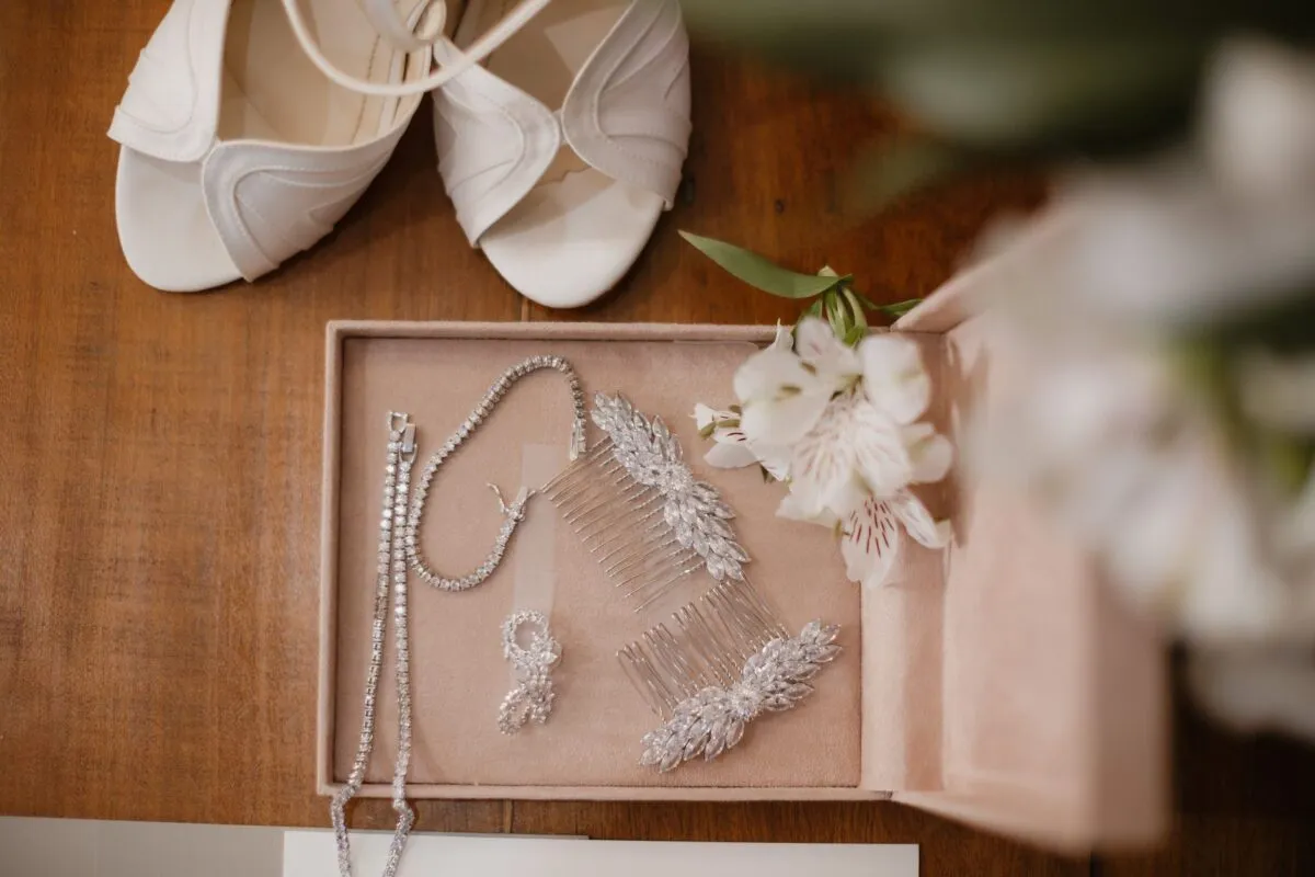 Un plano cenital de joyería de novia elegante y tacones blancos, perfectos para el día de la boda (imagen de referencia)