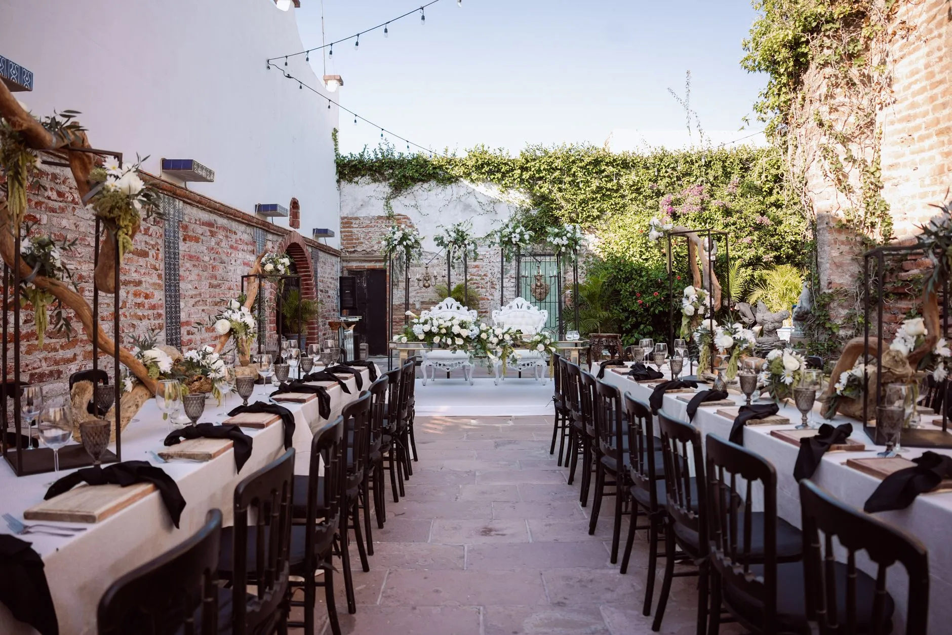 Mesa de boda al aire libre bellamente decorada con arreglos florales y encanto rústico (imagen de referencia)