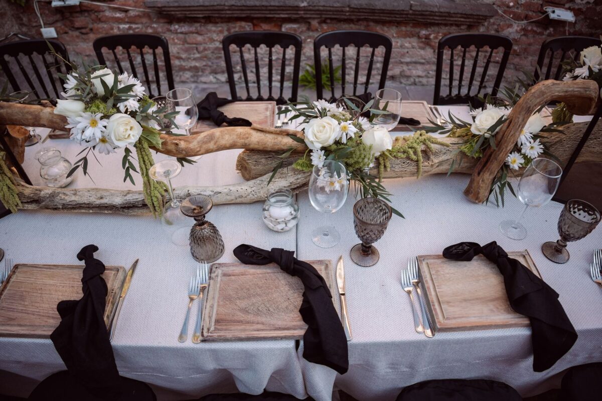 Mesa de boda rústica bellamente decorada con elementos florales y de madera (imagen de referencia)