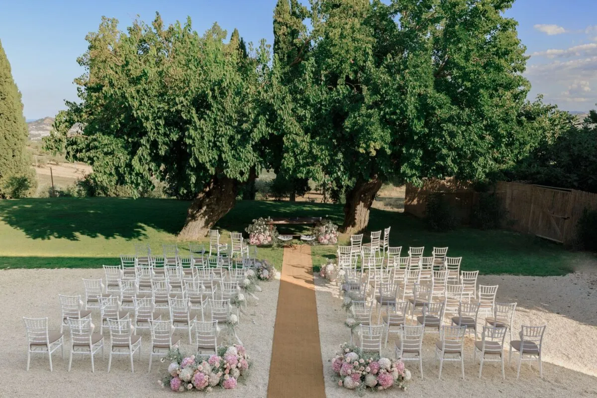 Hermoso arreglo de boda al aire libre con arreglos florales en un jardín italiano (imagen de referencia)