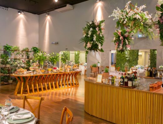 Preciosa decoración para la recepción de una boda con arreglos florales y buffet en São Paulo.