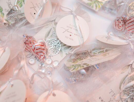 Delicados detalles para bodas con diseños intrincados y envoltorios en tonos pastel suaves, perfectos para eventos elegantes.