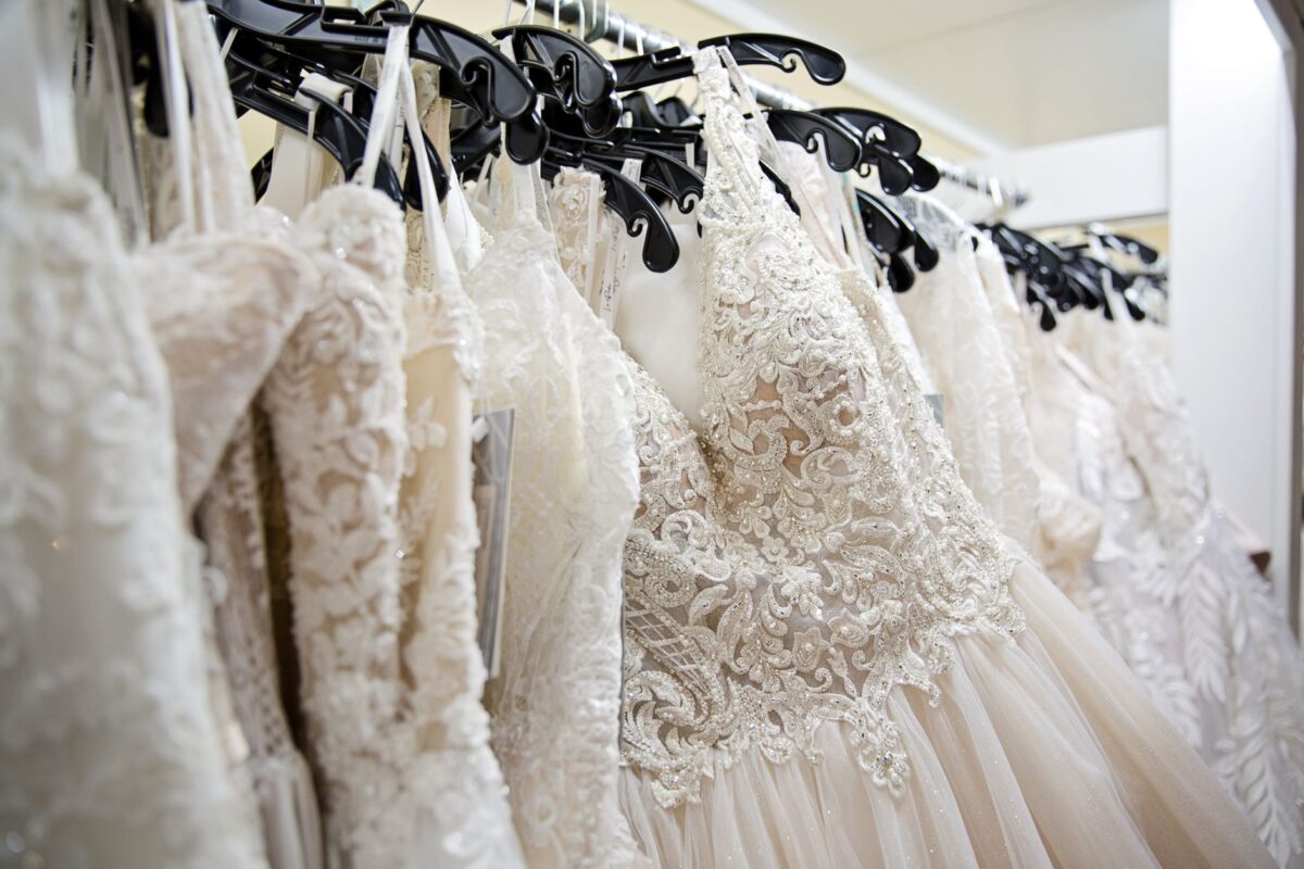 Hermosos vestidos de novia de encaje en exhibición en una boutique de novias, mostrando diseños intrincados y elegancia (imagen de referencia)