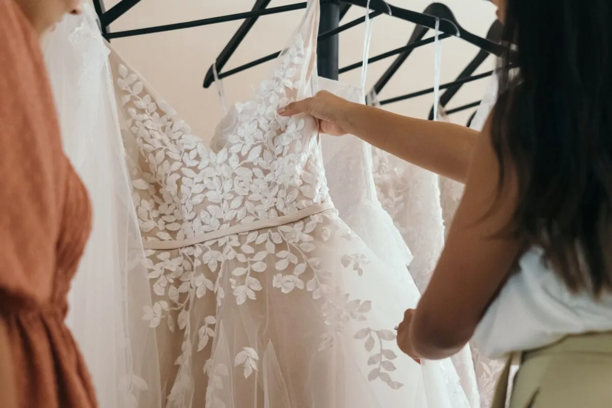 Hermosos vestidos de novia de encaje siendo examinados en un entorno de boutique (imagen de referencia)