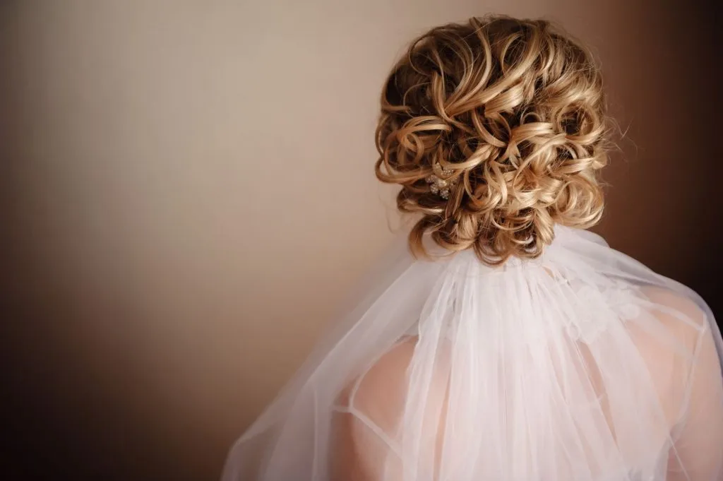 Peinados de novia: cómo elegir el tuyo según el vestido, el lugar y el clima