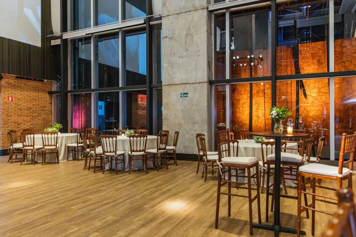 Interior lujoso del restaurante del hotel con mesas y sillas elegantes y iluminación ambiental (imagen de referencia)