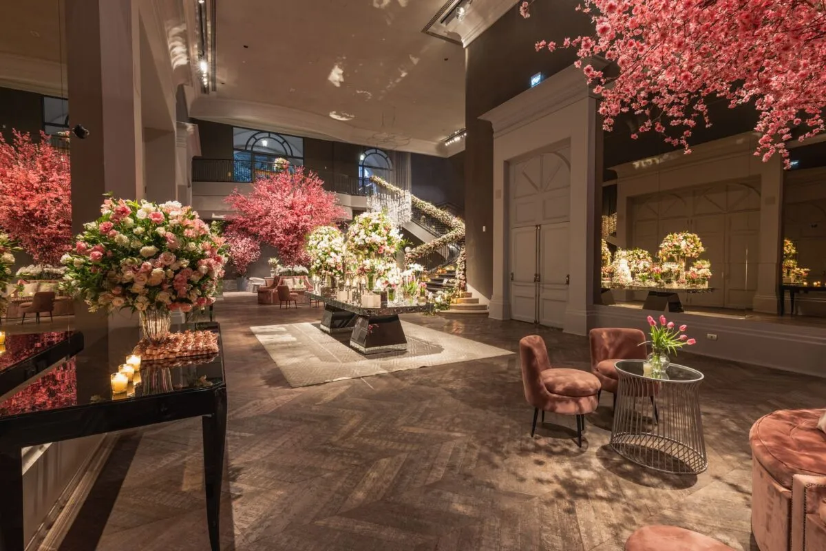 Espacio interior elegante con abundantes decoraciones florales y muebles lujosos, perfecto para eventos (imagen de referencia)