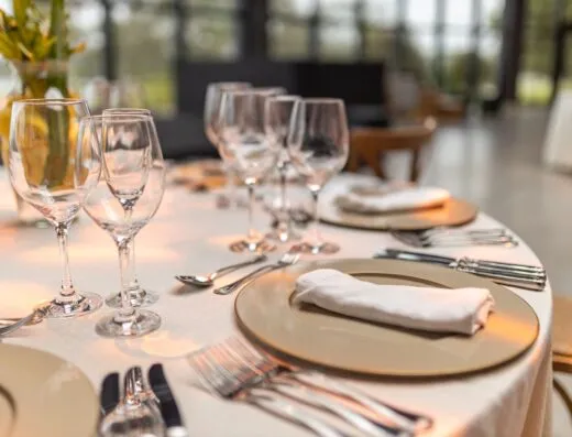 Configuración sofisticada de mesa con cristalería y servilletas para una experiencia gastronómica de lujo.