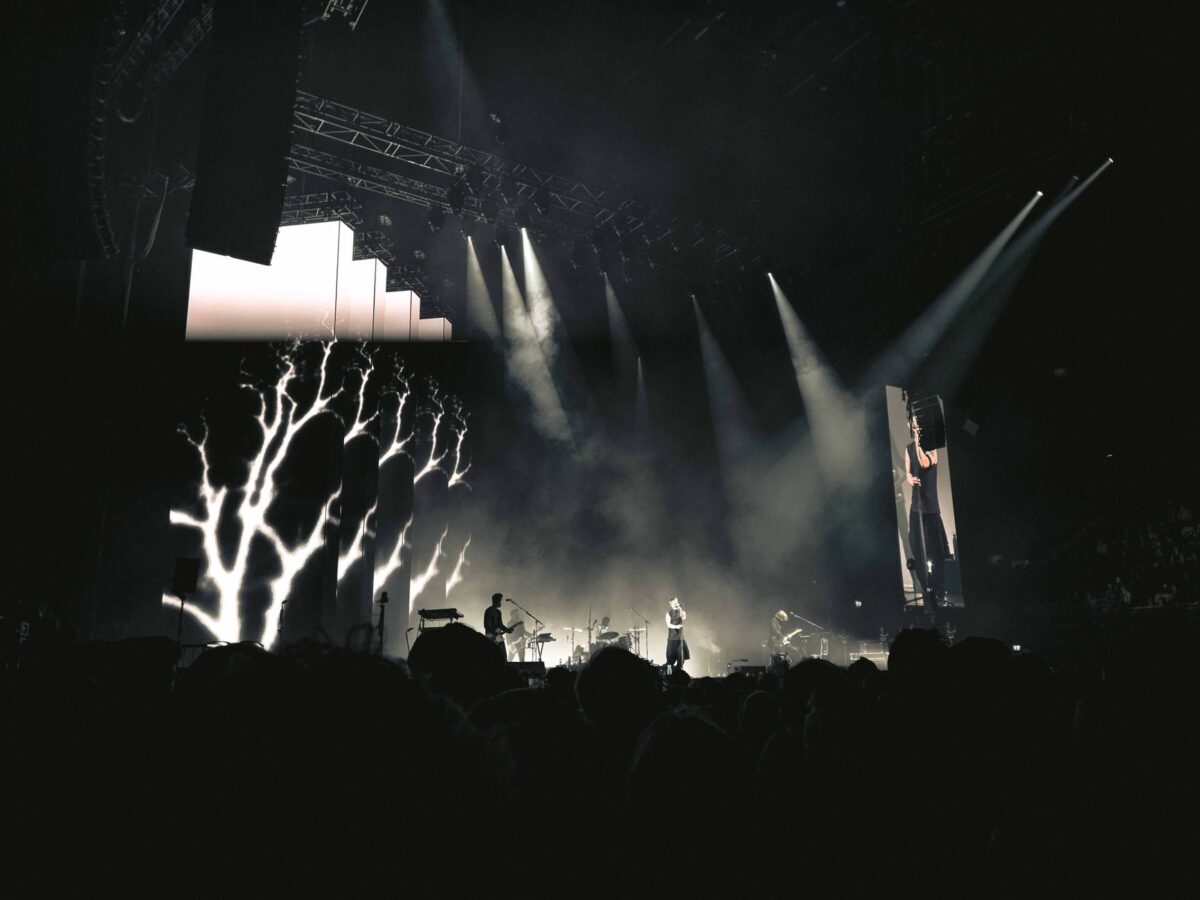 Concierto nocturno cautivador con luces, humo y público en Ámsterdam (imagen de referencia)