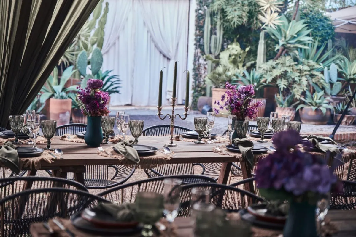 Escena cautivadora de comedor al aire libre con exuberante vegetación y elegantes arreglos florales en Morelia, México (imagen de referencia)