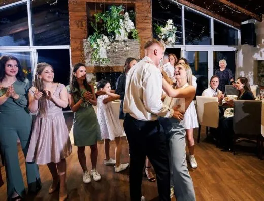 Una celebración alegre en interiores con personas bailando y disfrutando de un momento especial juntos.