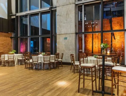 Interior lujoso del restaurante del hotel con mesas y sillas elegantes y iluminación ambiental.
