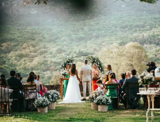 Encantadora boda al aire libre en Tiradentes, Brasil, con exuberante vegetación y un paisaje pintoresco.