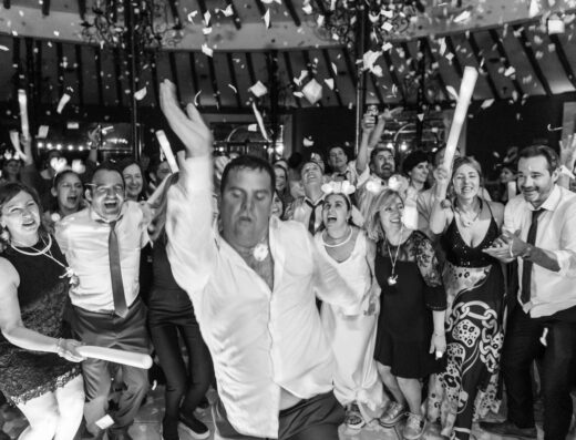 Animada fiesta de baile de boda en Mendoza, Argentina, con una multitud alegre.