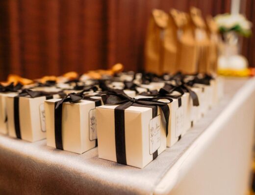 Elegantes cajas de regalo con cintas negras elegantemente dispuestas, perfectas para eventos o celebraciones.