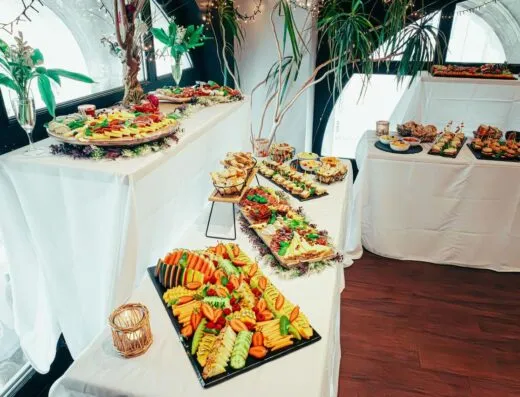 Elegante buffet interior con cocinas diversas, decoración vibrante y arreglos de plantas frescas.