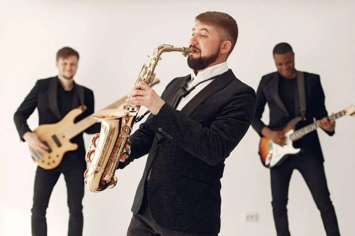 Una animada banda de jazz tocando diferentes instrumentos en el escenario, creando una vibrante atmósfera musical (imagen de referencia)