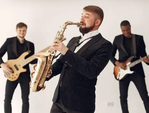 Una animada banda de jazz tocando diferentes instrumentos en el escenario, creando una vibrante atmósfera musical.