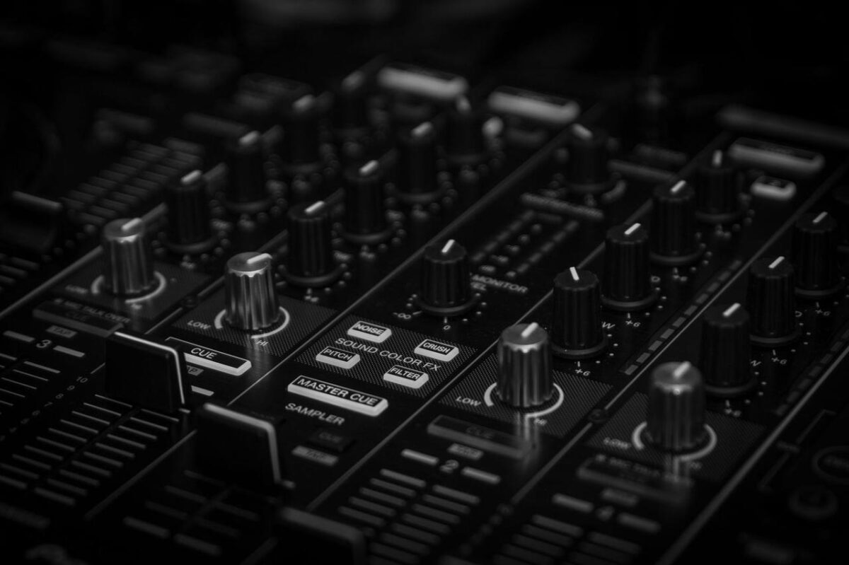 Foto detallada de una mezcladora de audio mostrando perillas y controles, perfecta para temas relacionados con la tecnología (imagen de referencia)