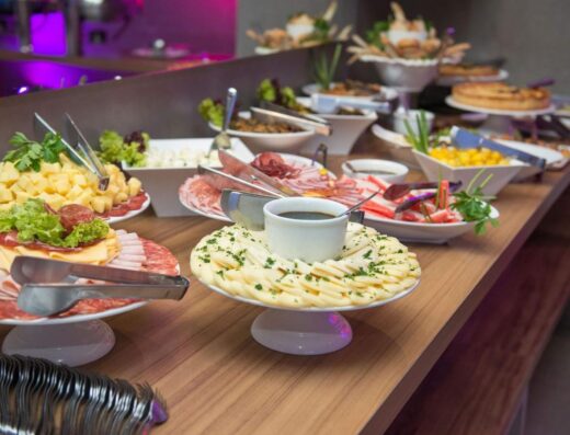 Un delicioso buffet interior con una variedad de platos sobre una mesa de madera.
