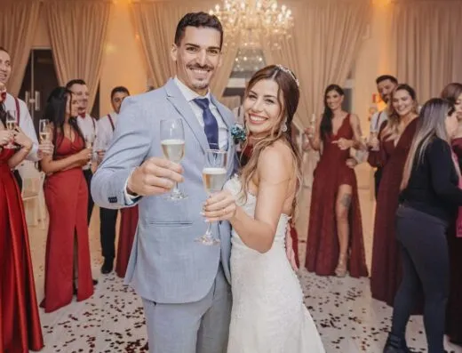 Los novios brindan alegremente con champán en su ceremonia de boda entre felices invitados.