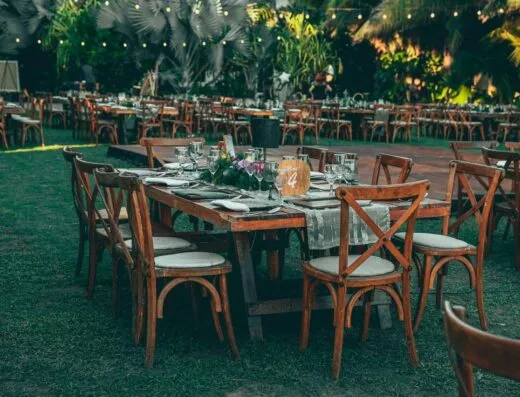 Encantadora disposición de comedor al aire libre al atardecer, perfecta para bodas o eventos.