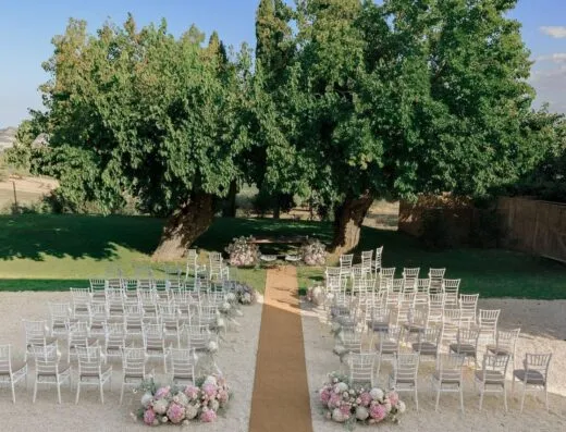 Hermoso arreglo de boda al aire libre con arreglos florales en un jardín italiano.