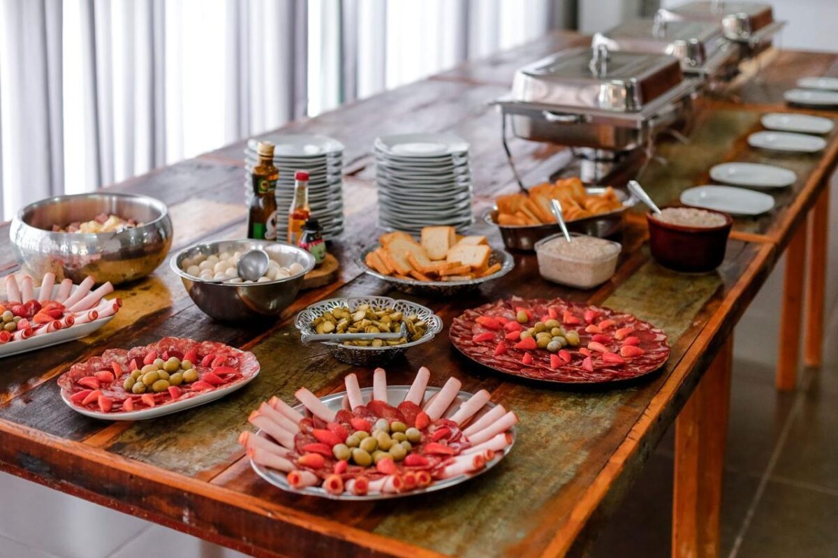 Un bufé sofisticado con varias carnes, quesos y aperitivos en interiores (imagen de referencia)