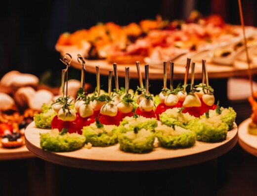 Exhibición elegante de aperitivos gourmet y canapés con hierbas frescas y coberturas.