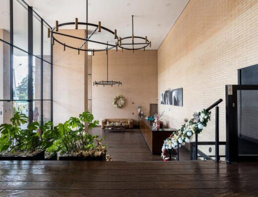 Amplio vestíbulo moderno en Bogotá con muebles elegantes, plantas y iluminación contemporánea.