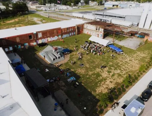 Una foto aérea de un evento al aire libre con personas reuniéndose en Chattanooga, TN.