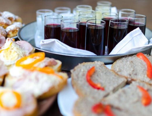Un buffet bellamente organizado con una variedad de alimentos y bebidas, perfecto para eventos o reuniones.