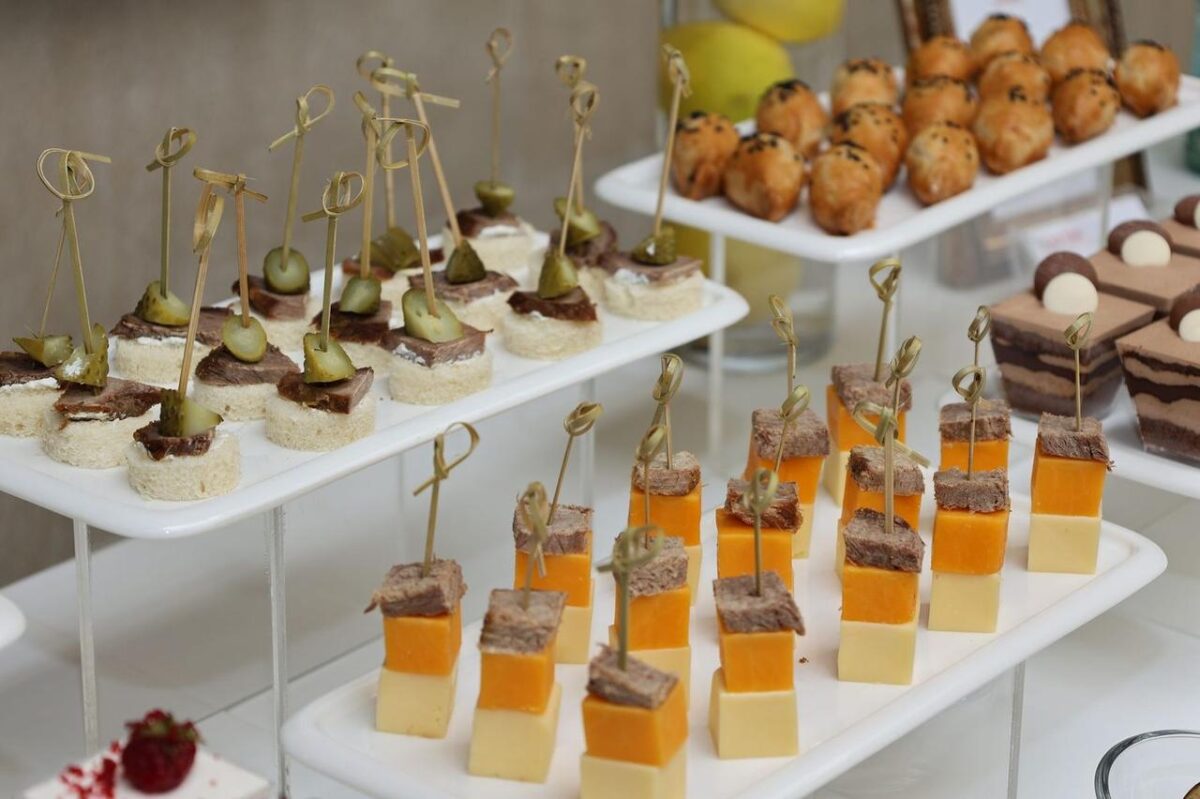 Exhibición elegante de aperitivos gourmet variados en brochetas, perfectos para eventos de lujo y catering (imagen de referencia)