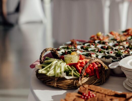 Un lujoso bufé con verduras frescas en un entorno elegante.