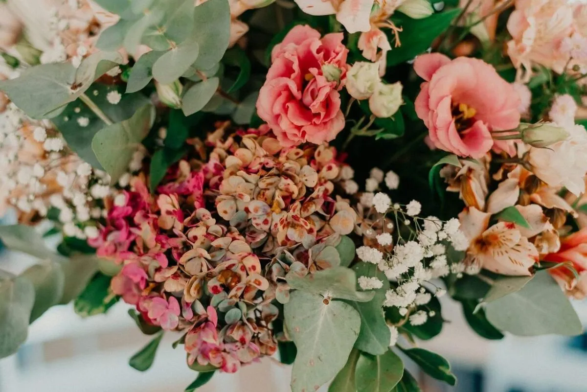 Ramo floral colorido que presenta hortensias, rosas y paniculata en un arreglo vibrante (imagen de referencia)