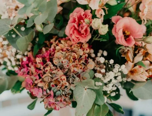 Ramo floral colorido que presenta hortensias, rosas y paniculata en un arreglo vibrante.