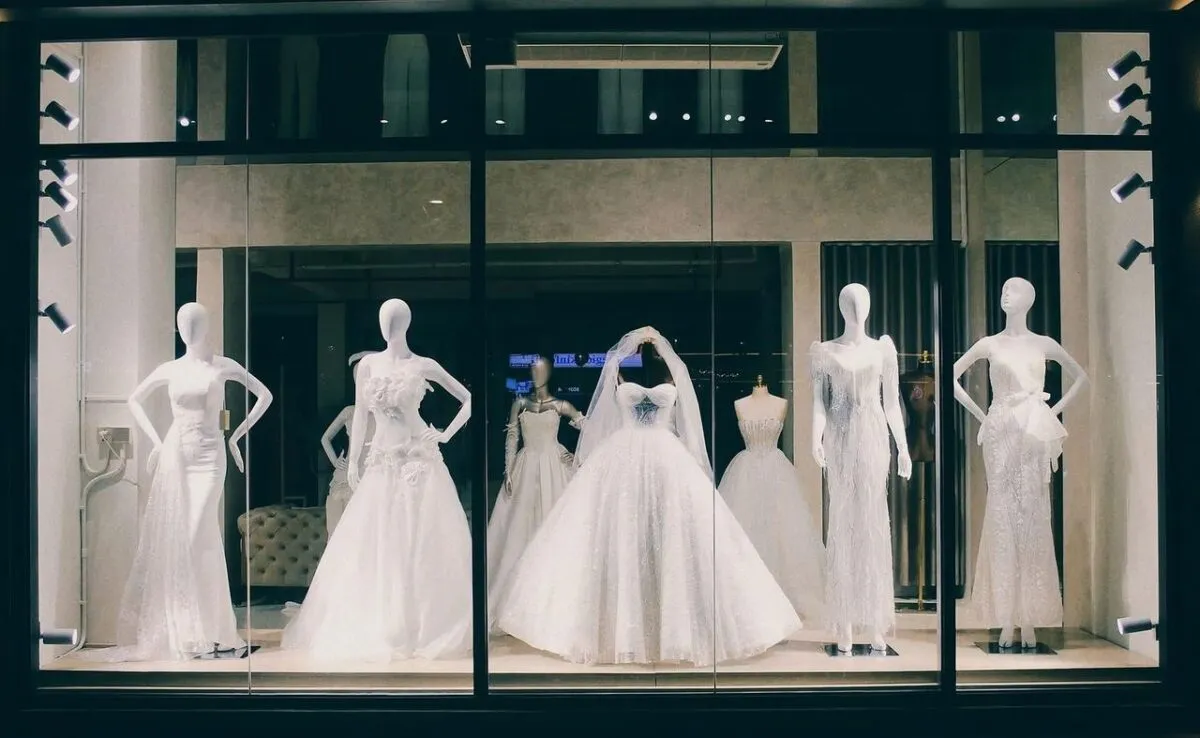 Vestidos de novia elegantes en maniquíes exhibidos en una vitrina, Thành phố Hồ Chí Minh (imagen de referencia)