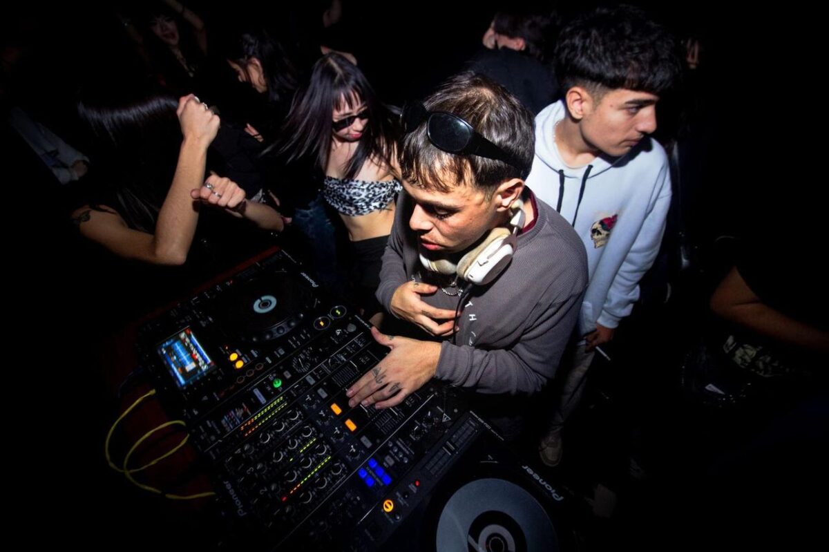 Un dinámico set de DJ con un público animado disfrutando de la música electrónica en una discoteca argentina (imagen de referencia)