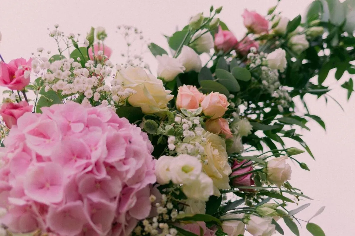 Hermoso ramo floral con hortensias, rosas y vegetación en suaves tonos pastel (imagen de referencia)